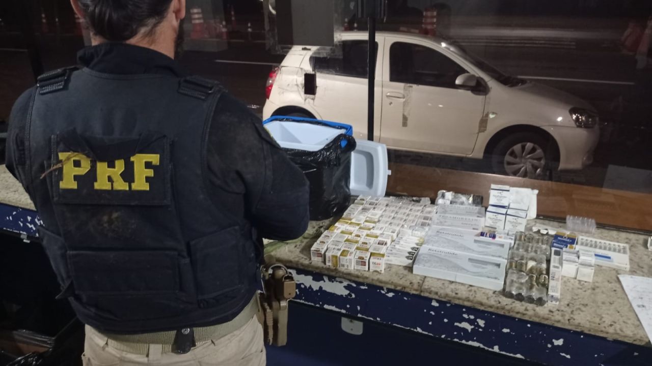 PRF apreende medicamentos emagrecedores e anabolizantes em abordagem na BR-369, em Ubiratã