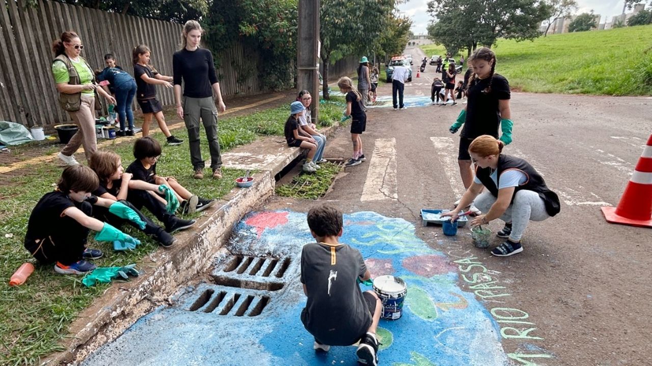 Crianças transformam bueiro em mensagem ambiental e reforçam cuidado com a água em Cascavel