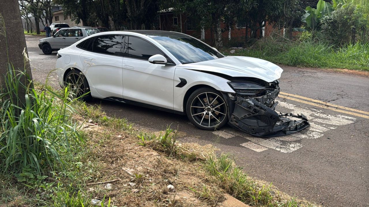 Batida na marginal da BR-277 arranca para-choque de BYD e deixa jovem ferida em Cascavel