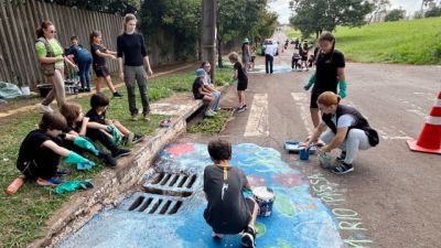 Imagem referente a notícia: Crianças transformam bueiro em mensagem ambiental e reforçam cuidado com a água em Cascavel