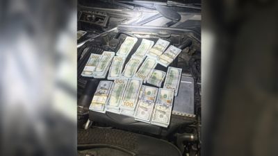 Imagem referente a notícia: PRF apreende mais de 200 mil dólares dentro de motor de Mercedes no Paraná