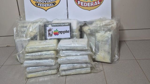 Imagem referente a notícia: PRF e PF apreendem mais de 45 quilos de cocaína escondidos em caminhonete na BR-376, em Apucarana