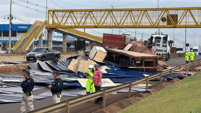 Imagem referente a notícia: Caminhão tomba no Trevo Cataratas e interdita BR-277 em Cascavel