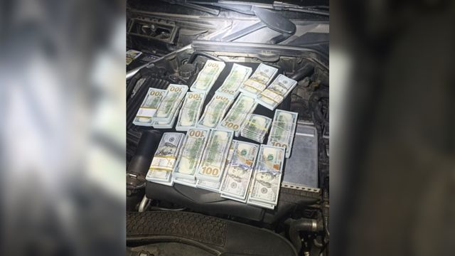 Imagem referente a notícia: PRF apreende mais de 200 mil dólares dentro de motor de Mercedes no Paraná