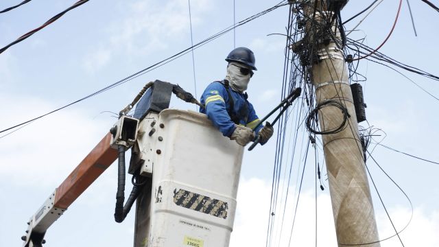 Imagem referente a notícia: Força-tarefa retira fios e cabos soltos de postes e reforça segurança nas ruas de Cascavel
