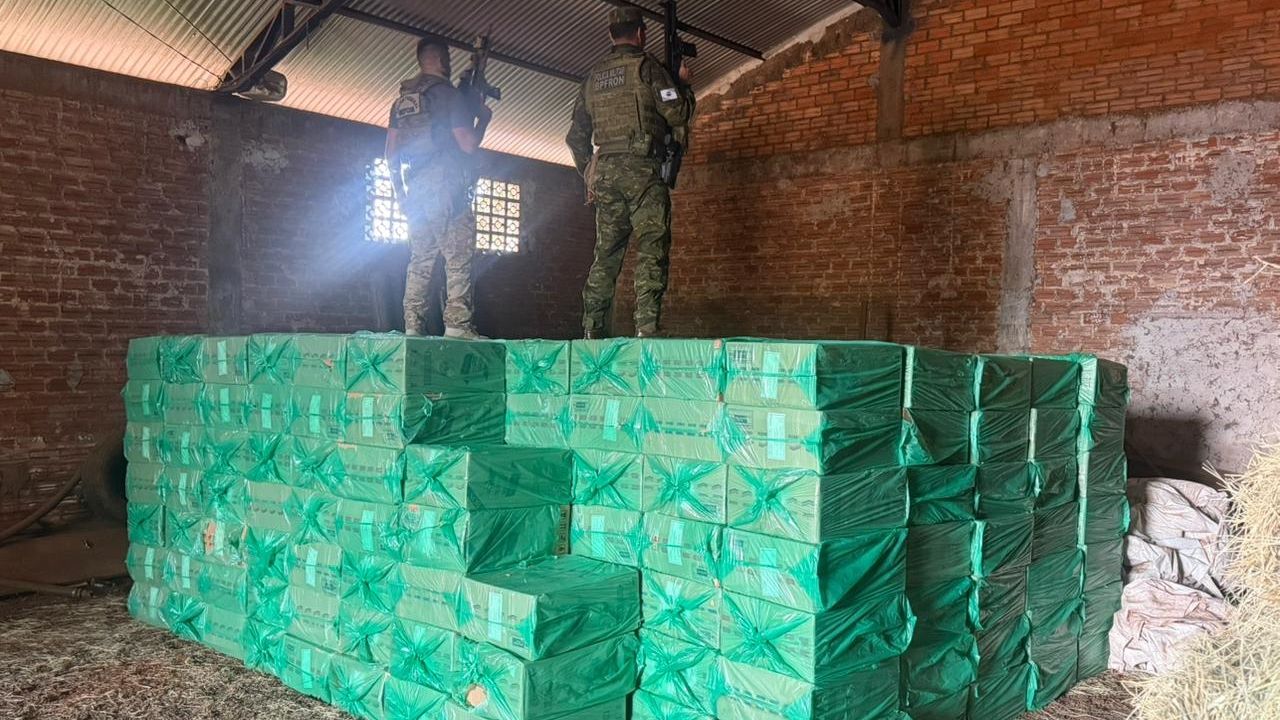 BPFRON e Polícia Federal apreendem 20 mil pacotes de cigarros contrabandeados no Paraná