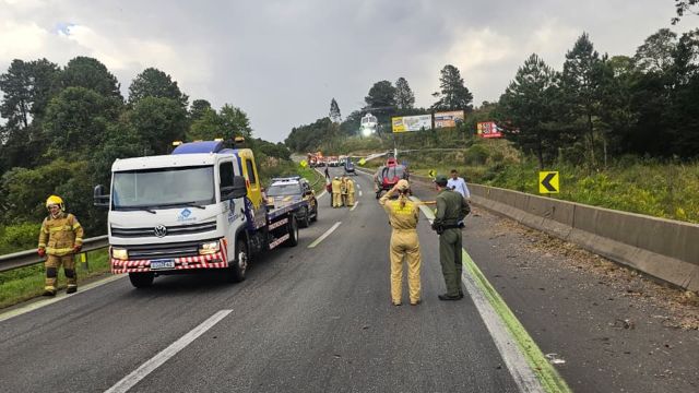 Imagem referente a notícia: Engavetamento com caminhão deixa adolescente morto e três feridos na BR-277 em Balsa Nova