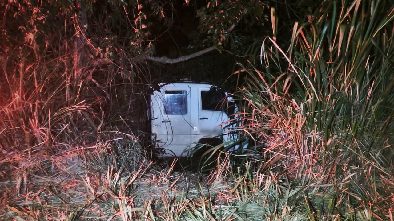 Caminhão sai da pista na PR-239 e deixa motorista ferido em Iracema do Oeste