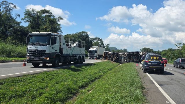 Imagem referente a notícia: Acidente entre carro e caminhão com tombamento interdita faixas da BR-277 em Morretes