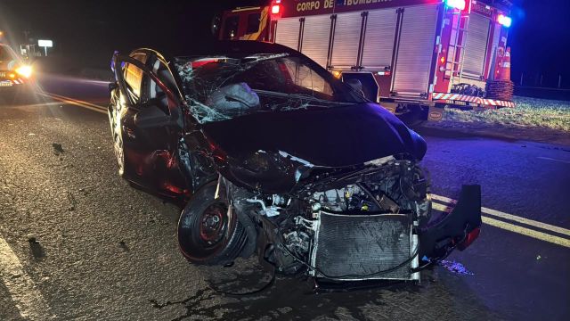 Imagem referente a notícia: Violenta colisão de trânsito deixa quatro pessoas feridas na BR 369, em Cascavel