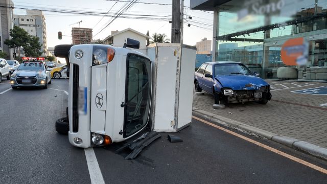 Imagem referente a notícia: Caminhão tomba após colisão com carro no Centro de Cascavel e motorista fica ferido