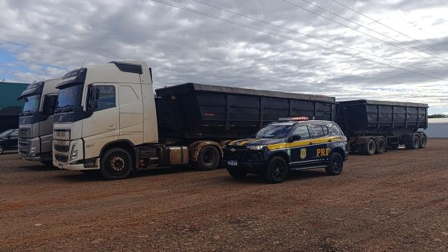 Imagem referente a notícia: PRF flagra rodotrens com quase 70 toneladas de excesso de peso na BR-163, no Paraná