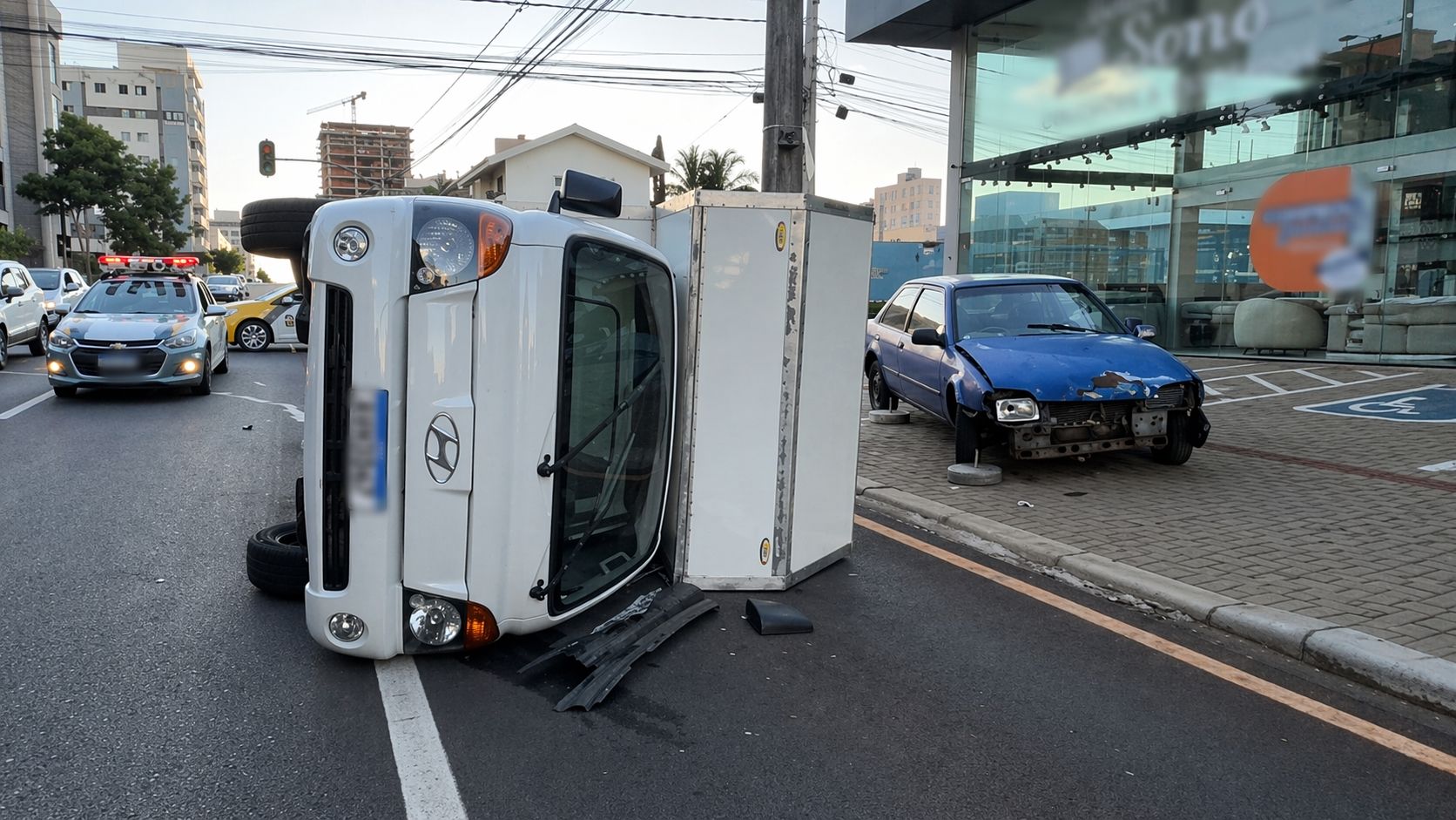Imagem referente a notícia: Caminhão tomba após colisão com carro no Centro de Cascavel e motorista fica ferido