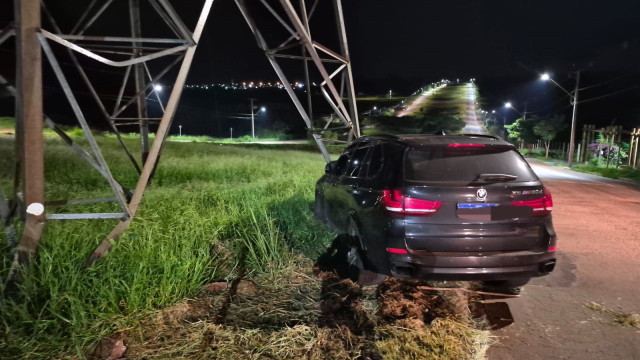 Motorista perde controle de BMW e bate contra torre de energia em Cascavel