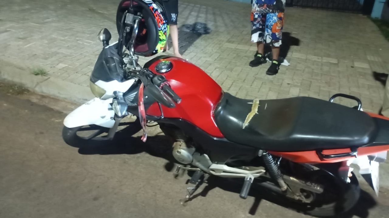 Motocicleta irregular é apreendida durante abordagem da PM no bairro Periolo, em Cascavel