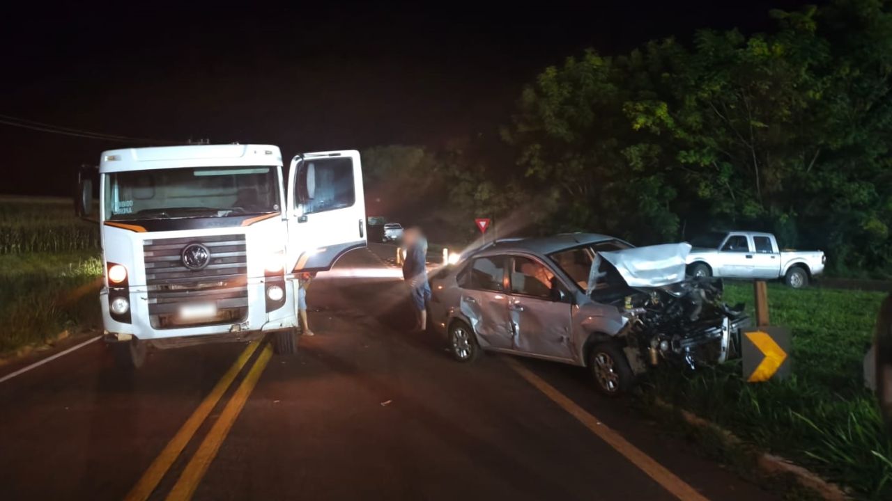 Colisão envolvendo três veículos deixa feridos na PR-239 em Campina da Lagoa