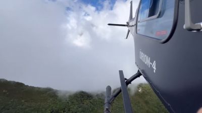 Imagem referente a notícia: PRF realiza resgate aéreo de mulher ferida no Pico Paraná com uso de guincho elétrico
