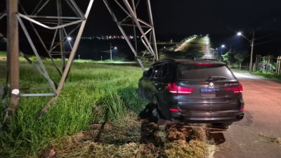 Imagem referente a notícia: Motorista perde controle de BMW e bate contra torre de energia em Cascavel
