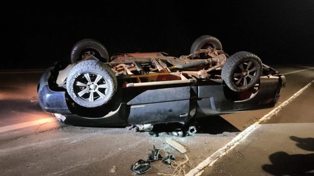 Jovem de 25 anos fica ferida após capotar caminhonete na PR-495 em Pato Bragado