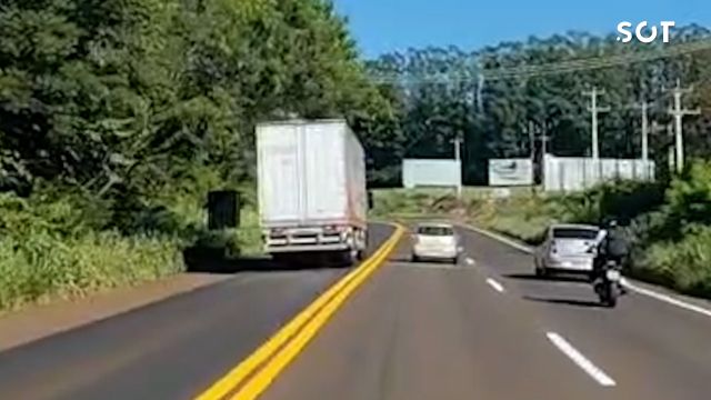 Imagem referente a notícia: PRF flagra caminhoneiro em ultrapassagem perigosa em curva na BR-163 no Oeste do Paraná