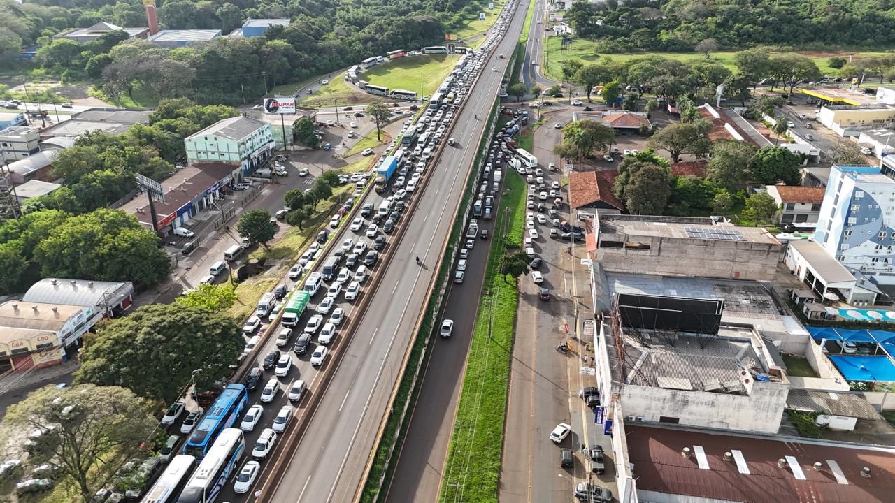 Queda do dólar impulsiona movimento intenso na Ponte da Amizade na véspera de Tiradentes