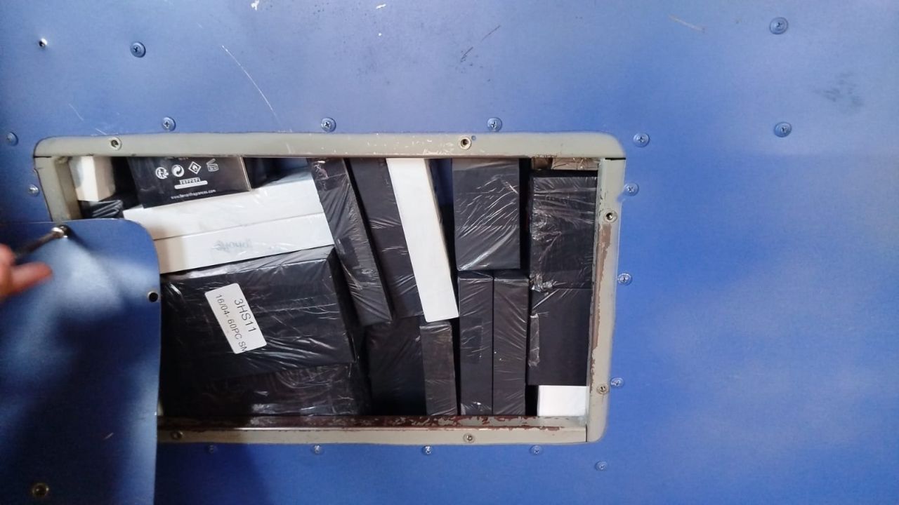 PRF apreende carga de celulares de alto valor escondida em compartimento oculto em caminhão no Paraná