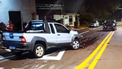 Imagem referente a notícia: Motorista embriagado é preso após colisão frontal no Centro em Cascavel