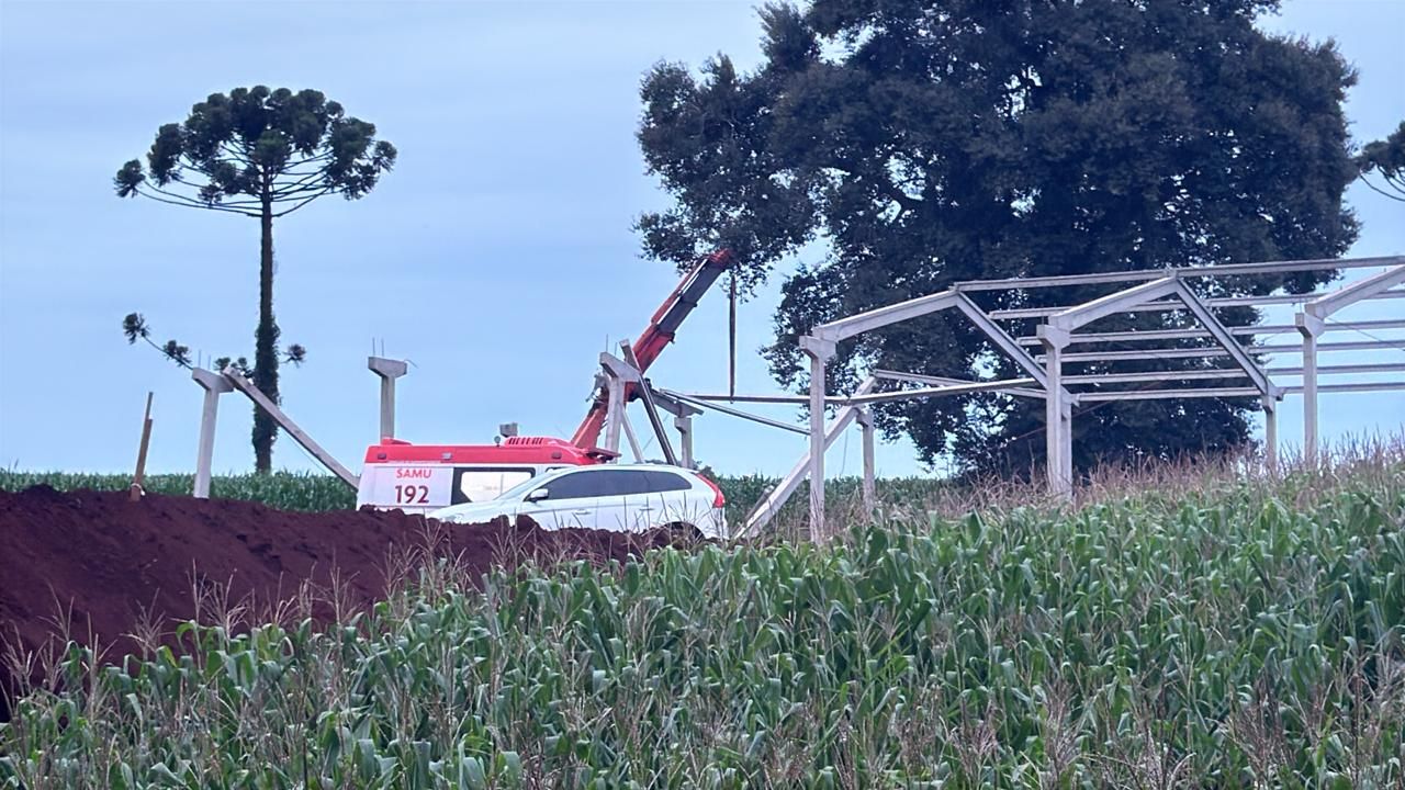 Imagem referente a notícia: Estrutura desaba após manobra com caminhão e deixa quatro operários feridos na PR-486, em Cascavel