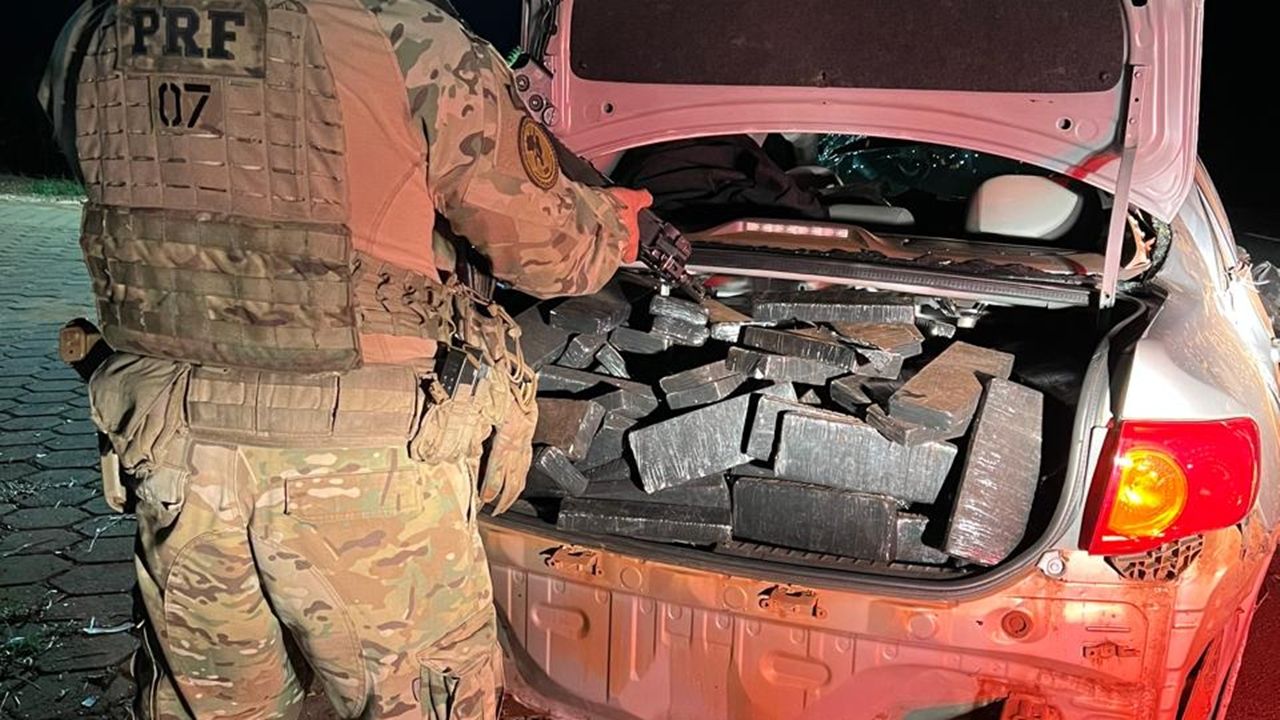 Perseguição termina com capotamento e apreensão de 660 kg de maconha no Oeste do Paraná