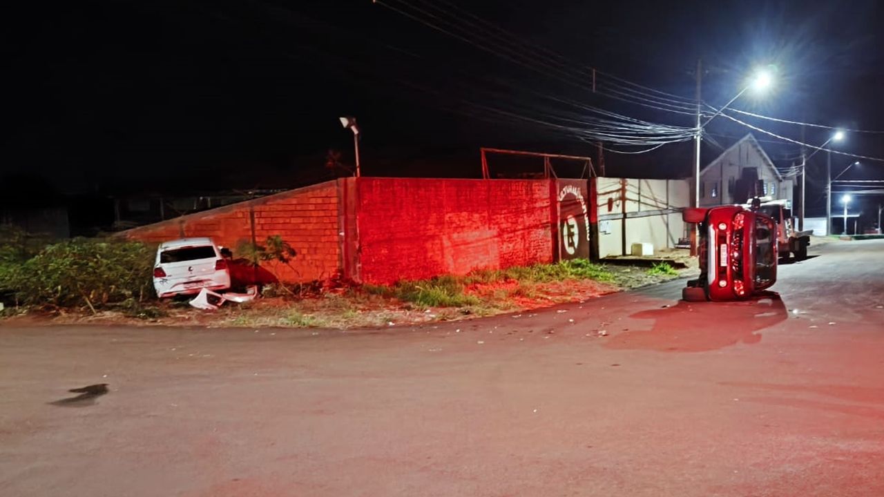 Colisão entre carros termina com capotamento e três feridos no Distrito de Sede Alvorada em Cascavel