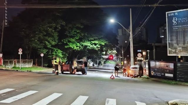 Imagem referente a notícia: Colisão entre Jeep Compass e VW Gol deixa ferido e mobiliza equipes de resgate em Cascavel