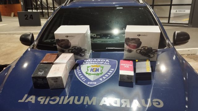 Imagem referente a notícia: Mulher é flagrada com drones, celulares e perfumes do Paraguai sem nota fiscal em rodoviária de Cascavel