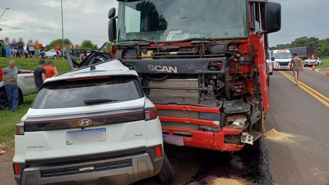 Imagem referente a notícia: Criança de 7 anos morre em grave acidente na BR-277 em Céu Azul; mãe é socorrida em estado crítico