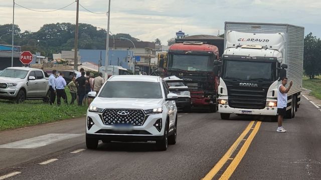Imagem referente a notícia: Colisão frontal na BR-277 deixa um morto e um ferido grave preso às ferragens no oeste do Paraná