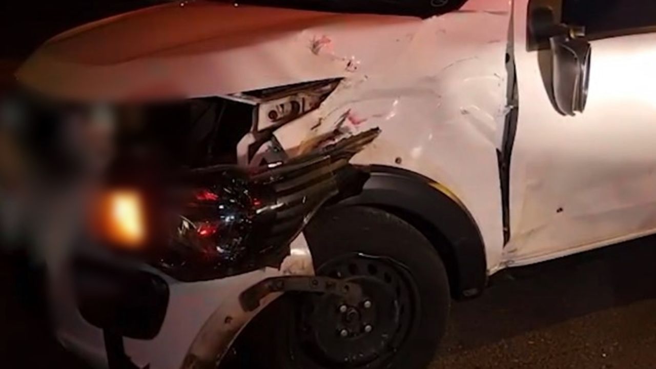 Motociclista de 18 anos fica ferido após colisão com carro em cruzamento de Cascavel