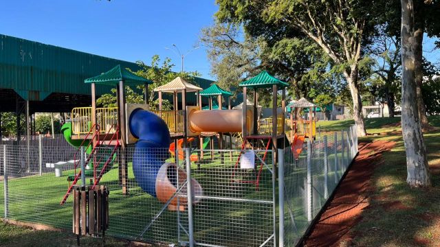 Novo parquinho é instalado na Praça Paraguai e amplia opções de lazer em Corbélia
