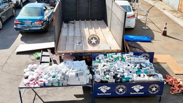 Receita Federal apreende caminhão com R$ 2 milhões em mercadorias ilegais na Ponte da Amizade
