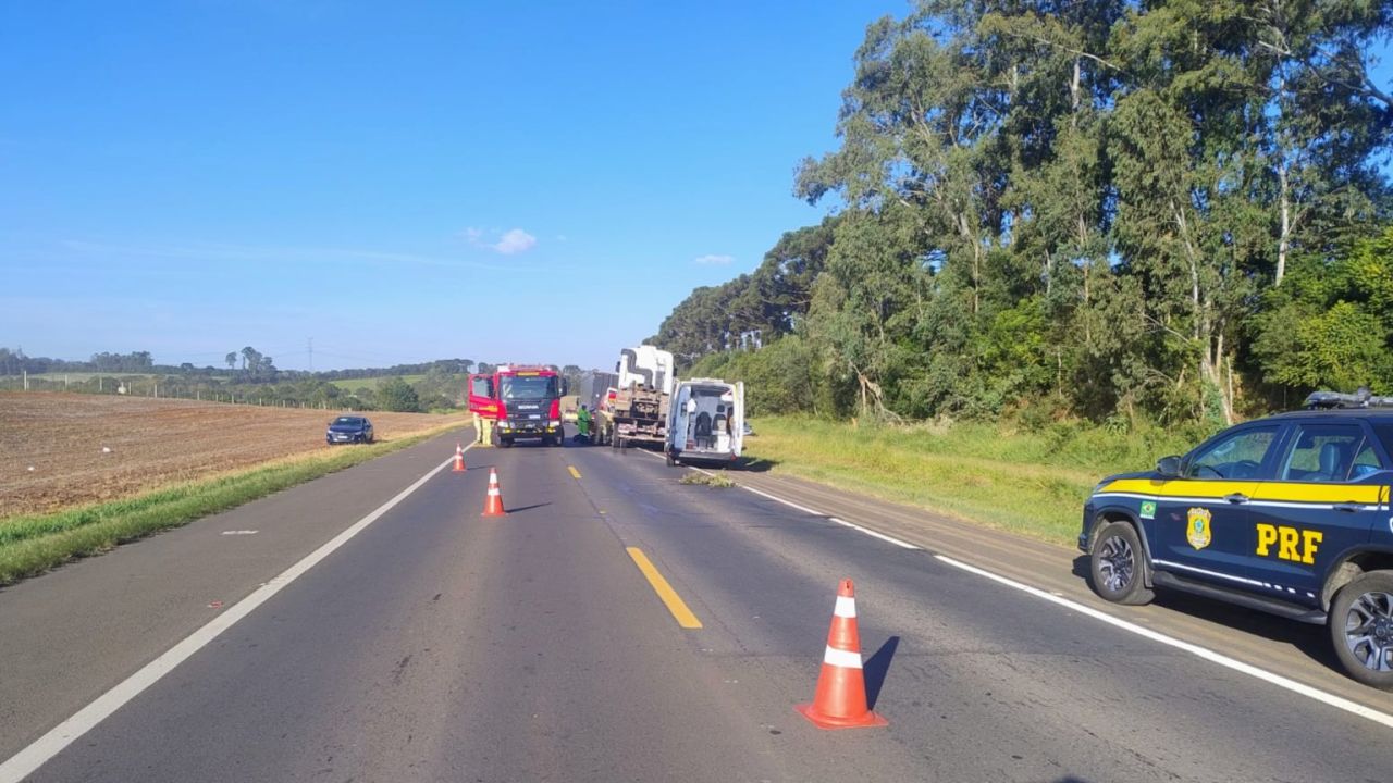 Colisão traseira entre carreta e caminhão guincho deixa jovem ferido na BR-373, em Ponta Grossa