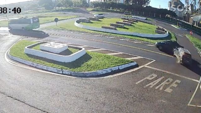Imagem referente a notícia: Câmera flagra forte colisão entre carros na BR-277 em Santa Tereza do Oeste