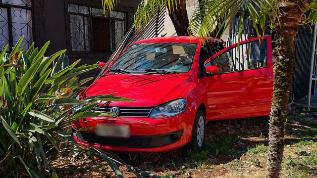 Imagem referente a notícia: Colisão entre Fox e Jetta termina com carros destruindo estruturas no Centro de Cascavel
