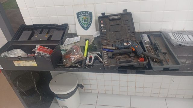 Homem é preso após tentar fugir com ferramentas furtadas no bairro Floresta, em Cascavel