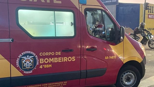 Imagem referente a notícia: Mulher fica ferida após colisão entre moto elétrica e carro no Bairro Floresta, em Cascavel