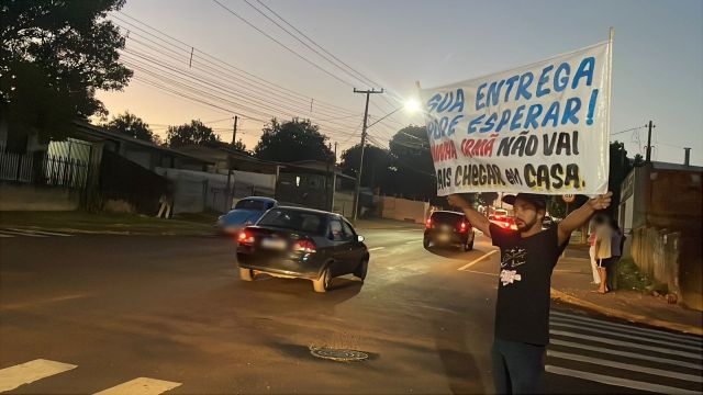 Imagem referente a notícia: Após morte de mulher atropelada, moradores fazem protesto por segurança no trânsito em Cascavel