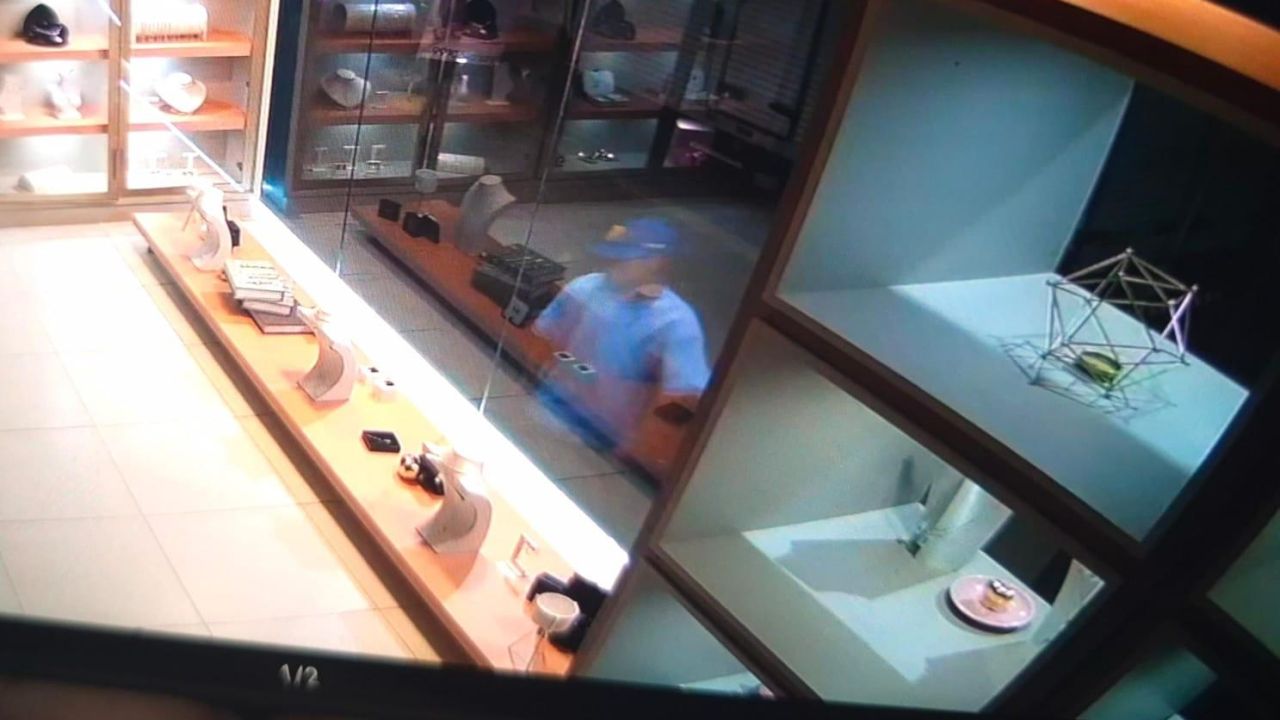 Criminosos quebram vitrine e furtam joias de loja no Centro de Cascavel