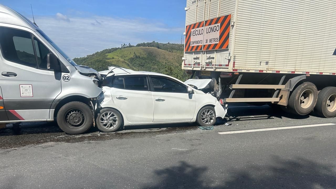 Engavetamento com quatro veículos provoca congestionamento na BR-277 em Balsa Nova