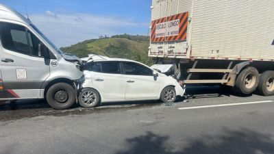 Imagem referente a notícia: Engavetamento com quatro veículos provoca congestionamento na BR-277 em Balsa Nova