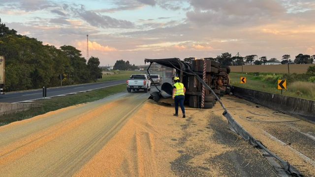 Imagem referente a notícia: Caminhão carregado com soja tomba na BR-376 e interdita pista por 30 minutos em Tibagi