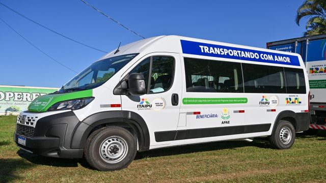 Imagem referente a notícia: Itaipu entrega veículos a Apae e organizações do agronegócio no noroeste do Paraná