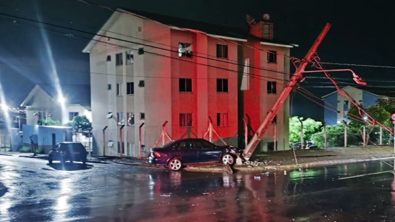 Batida entre carros termina com poste danificado durante a madrugada em Cascavel