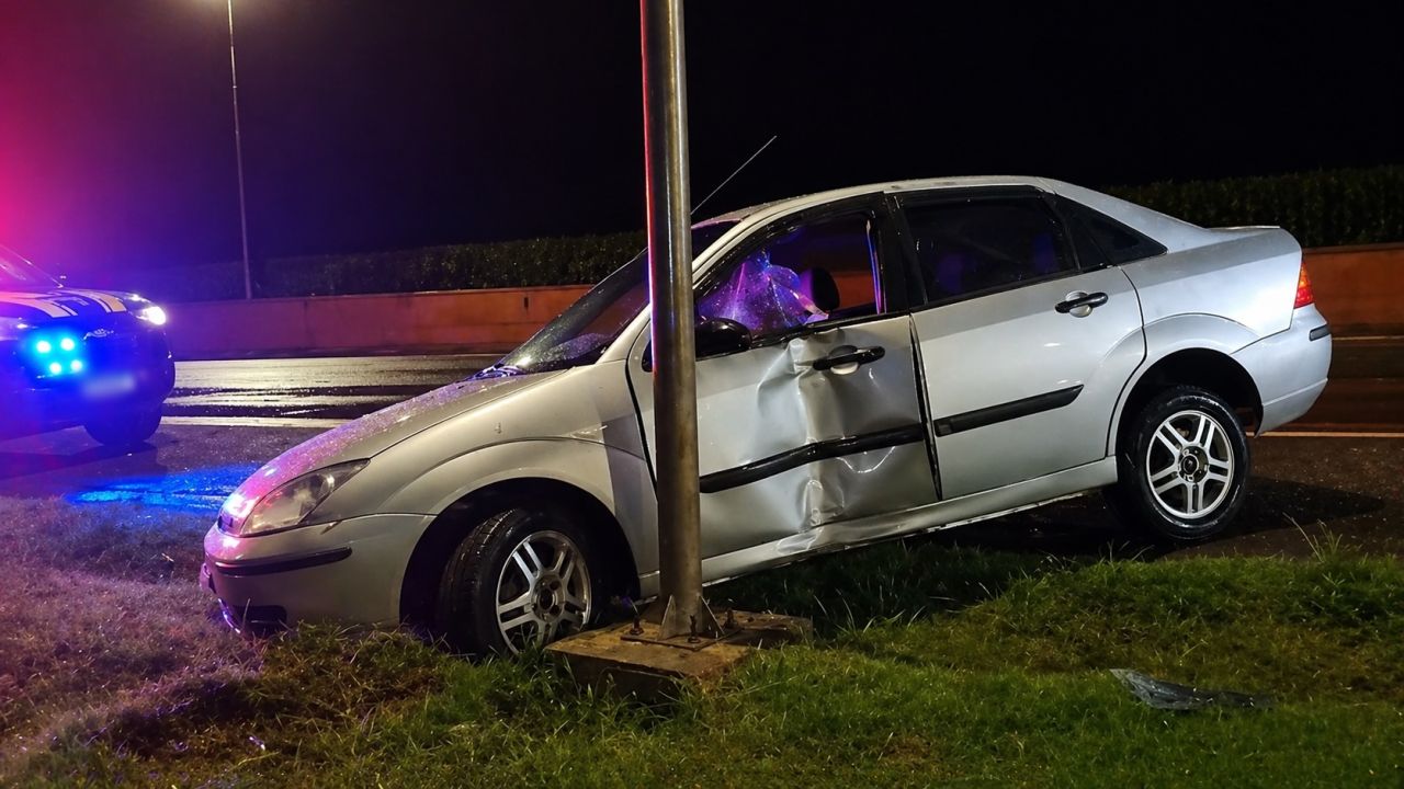 Carro aquaplana, sai da pista e bate em poste na BR-277 em Cascavel